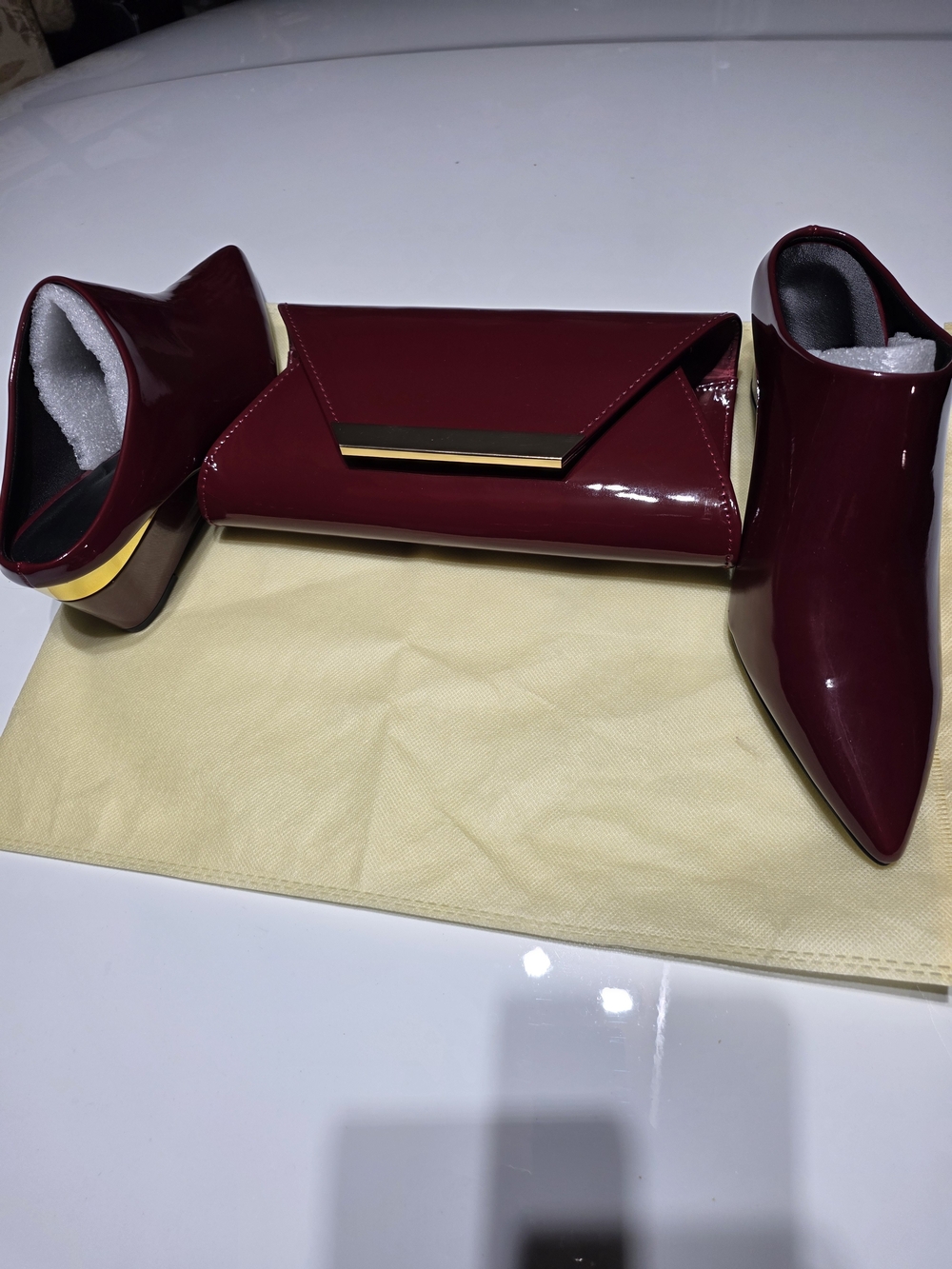 Source Unknown Burgundy Patent Pointed-Toe Heels with Matching Clutch